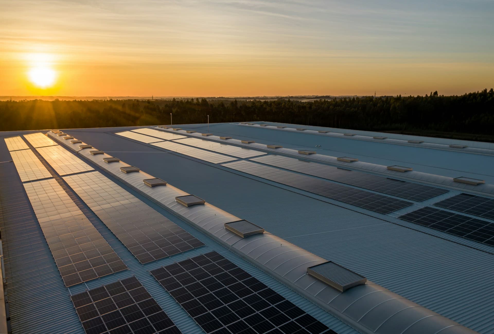 Instalação solar em cobertura ao pôr do sol