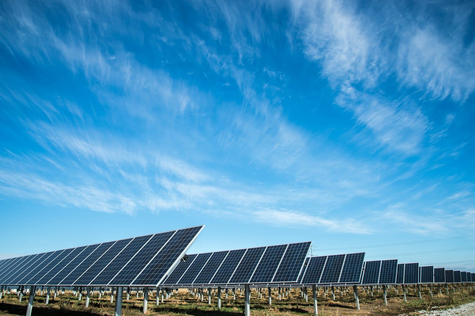 Filas de módulos fotovoltaicos sob céu limpo