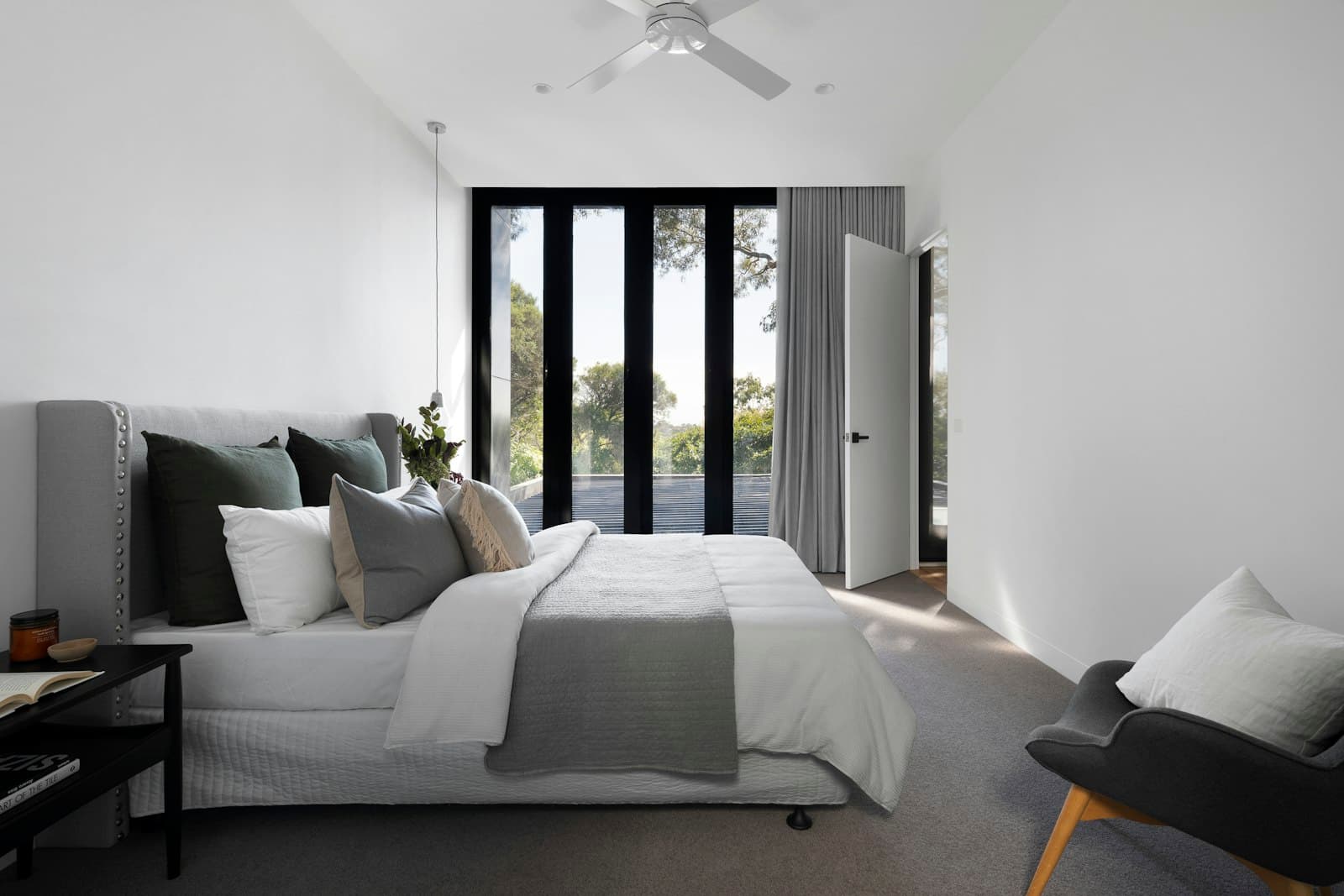 Quarto luminoso após remodelação